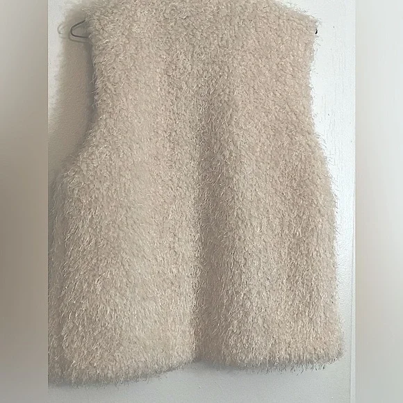 Betsey Johnson Faux Fur Off White Vest .Front Hook Eye Close and Pockets. Size M - Picture 10 of 13